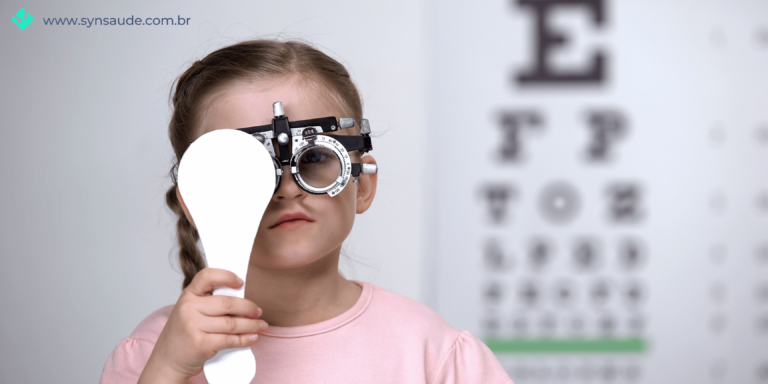 menina fazendo exame de vista