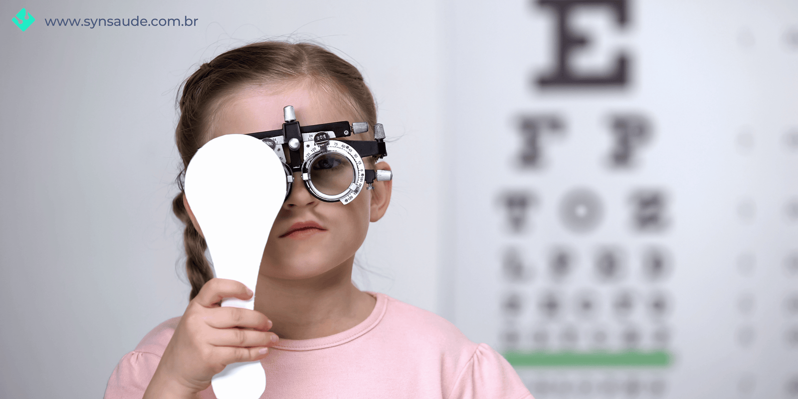 menina fazendo exame de vista